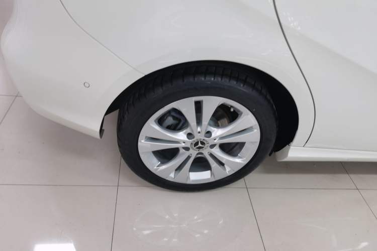 Used Mercedes-Benz B-Class 2017 B 200 Sport Edition Right Rear Wheel Hub