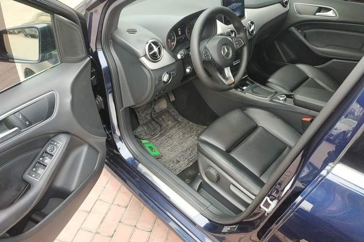 Used Mercedes-Benz B-Class 2018 B 200 Sport Edition Driver Seat