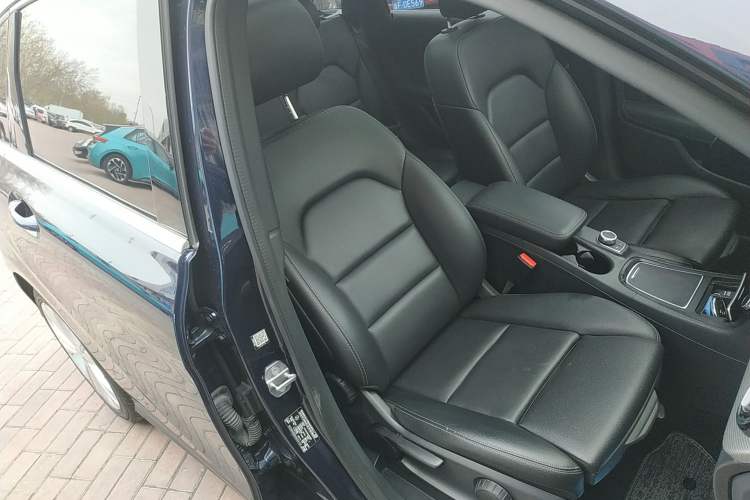 Used Mercedes-Benz B-Class 2018 B 200 Sport Edition Right Front Seat