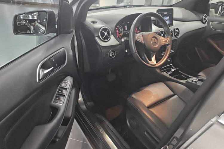 Used Mercedes-Benz B-Class 2018 B 200 Sport Edition Driver Seat