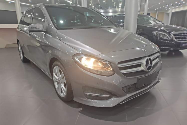 Used Mercedes-Benz B-Class 2018 B 200 Sport Edition Front Right 45 Deg