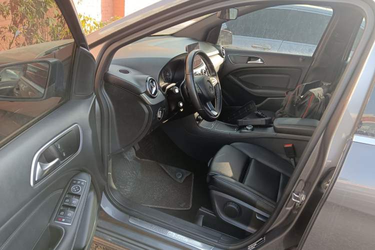 Used Mercedes-Benz B-Class 2018 B 200 Sport Edition Interior 3