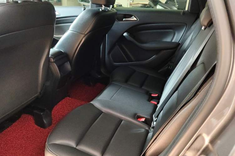 Used Mercedes-Benz B-Class 2018 B 200 Sport Edition Left Rear Seat