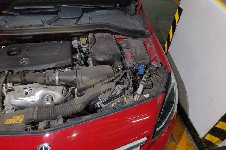 Used Mercedes-Benz B-Class 2018 B 200 Sport Edition Engine Bay Left