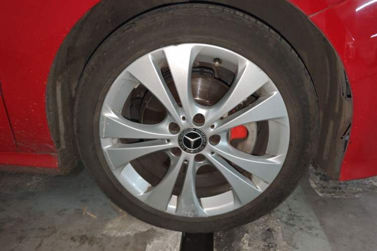 Used Mercedes-Benz B-Class 2018 B 200 Sport Edition Right Front Wheel Hub