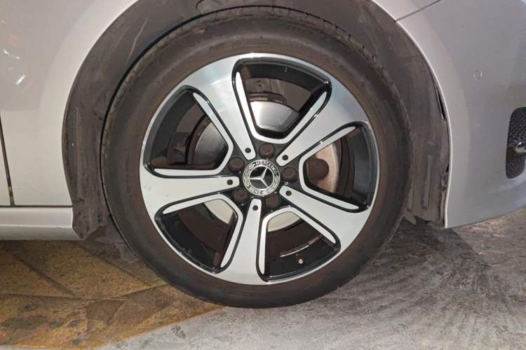 Used Mercedes-Benz B-Class 2018 B 200 Fashion Model Right Front Wheel Hub