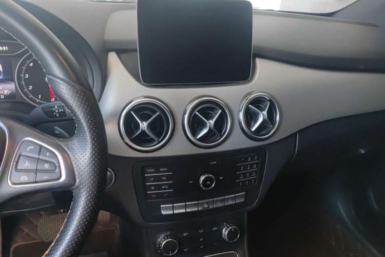 Used Mercedes-Benz B-Class 2018 B 200 Sport Edition Audio And AC Panel