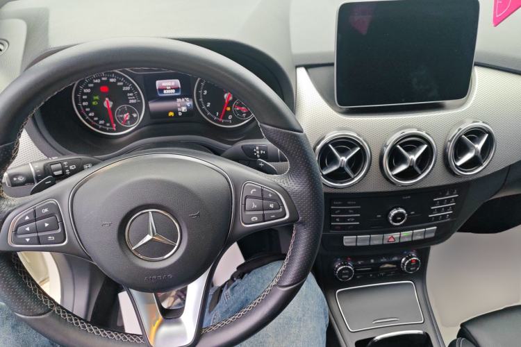 Used Mercedes-Benz B-Class 2018 B 200 Fashion Model Center Console