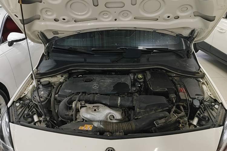 Used Mercedes-Benz B-Class 2018 B 200 Fashion Model Engine Bay