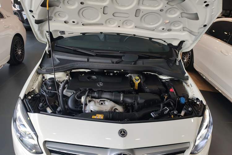 Used Mercedes-Benz B-Class 2018 B 200 Fashion Model Engine Bay