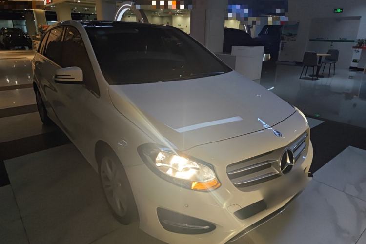 Used Mercedes-Benz B-Class 2018 B 200 Sport Edition Front Right 45 Deg