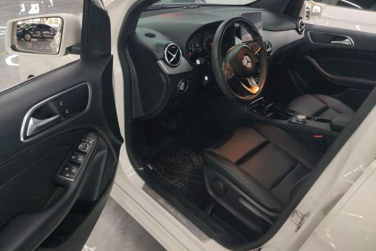 Used Mercedes-Benz B-Class 2018 B 200 Sport Edition Interior 3