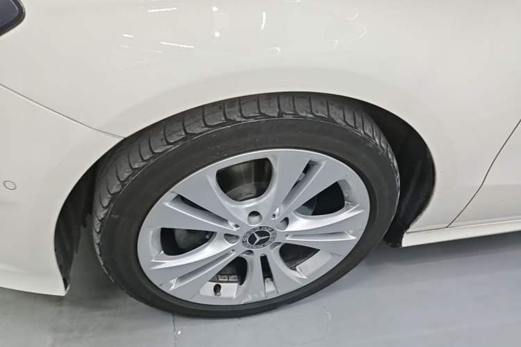 Used Mercedes-Benz B-Class 2018 B 200 Sport Edition Left Front Wheel Hub