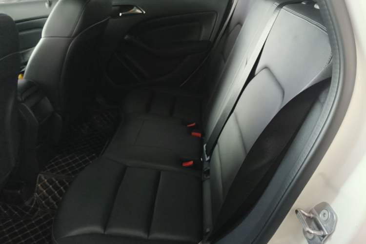 Used Mercedes-Benz B-Class 2018 B 200 Sport Edition Left Rear Seat