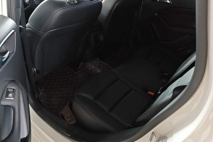 Used Mercedes-Benz B-Class 2018 B 200 Sport Edition Left Rear Seat
