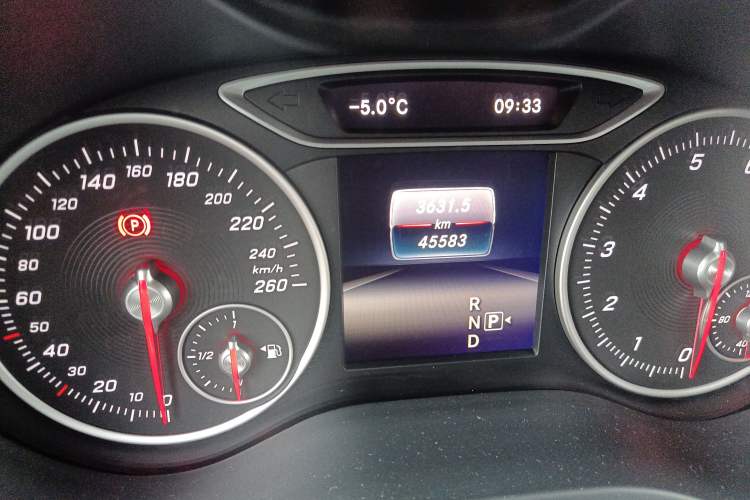 Used Mercedes-Benz B-Class 2018 B 200 Sport Edition Odometer Close Up