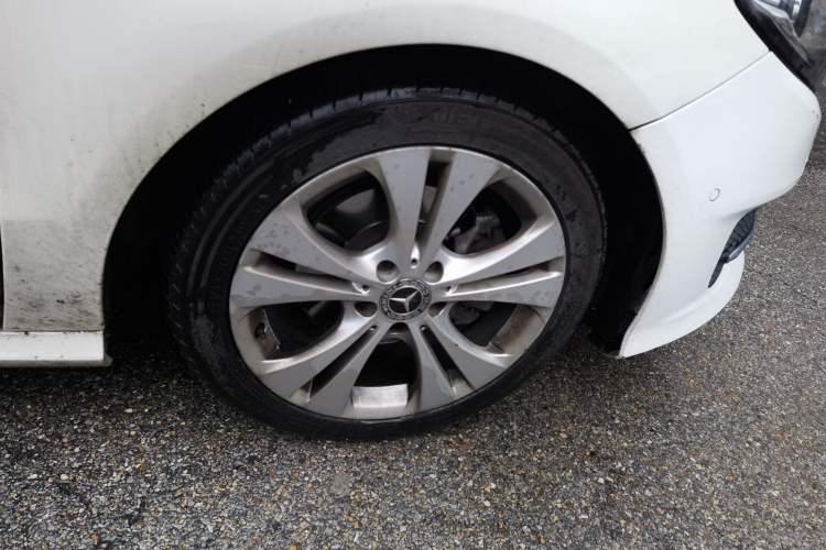 Used Mercedes-Benz B-Class 2018 B 200 Sport Edition Right Front Wheel Hub
