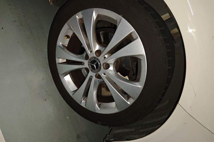 Used Mercedes-Benz B-Class 2018 B 200 Sport Edition Right Front Wheel Hub