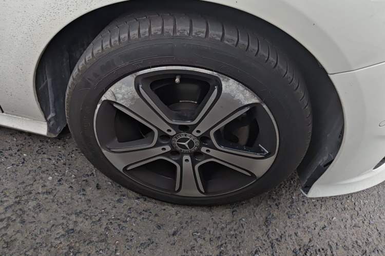Used Mercedes-Benz B-Class 2018 B 200 Fashion Model Right Front Wheel Hub