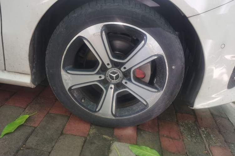 Used Mercedes-Benz B-Class 2018 B 200 Sport Edition Right Front Wheel Hub