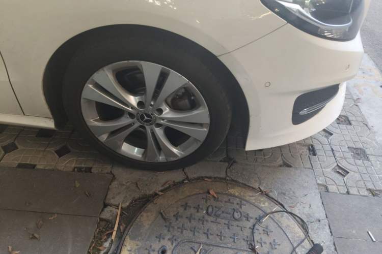 Used Mercedes-Benz B-Class 2018 B 200 Sport Edition Right Front Wheel Hub