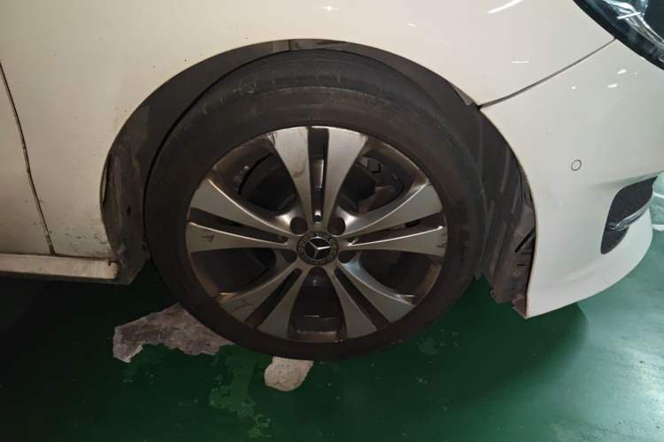Used Mercedes-Benz B-Class 2018 B 200 Sport Edition Right Front Wheel Hub