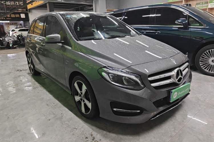 Used Mercedes-Benz B-Class 2019 B 200 Fashion Model Front Right 45 Deg