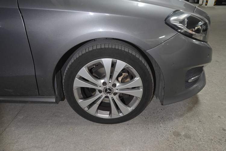 Used Mercedes-Benz B-Class 2019 B 200 Sport Edition Right Front Wheel Hub