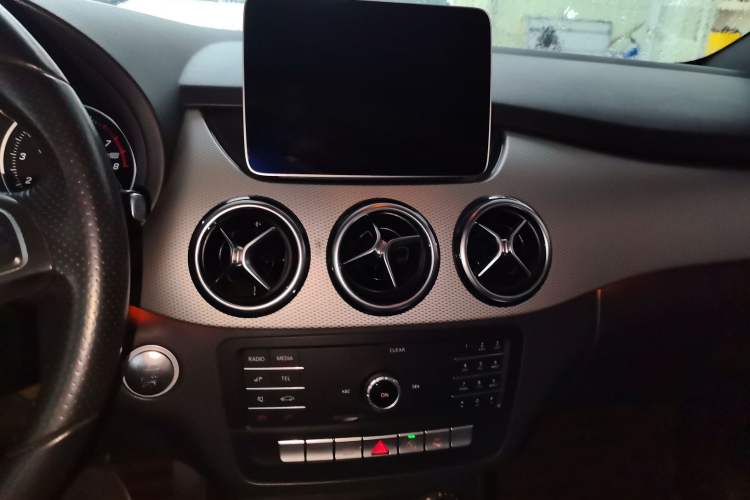 Used Mercedes-Benz B-Class 2019 B 200 Sport Edition Audio And AC Panel