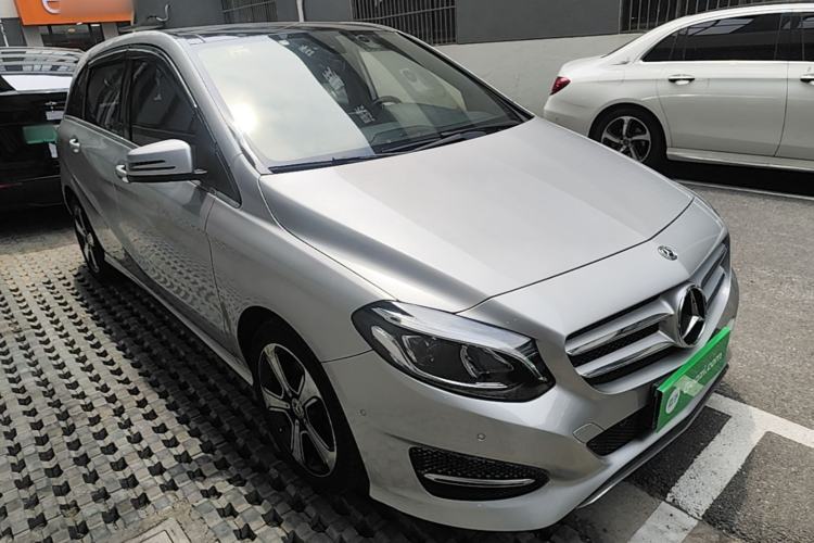 Used Mercedes-Benz B-Class 2019 B 200 Fashion Model Front Right 45 Deg