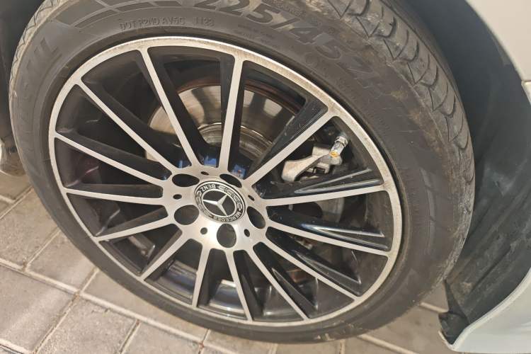 Used Mercedes-Benz B-Class 2019 B 200 Sport Edition Right Front Wheel Hub