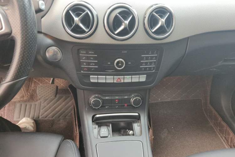 Used Mercedes-Benz B-Class 2019 B 200 Sport Edition Audio And AC Panel