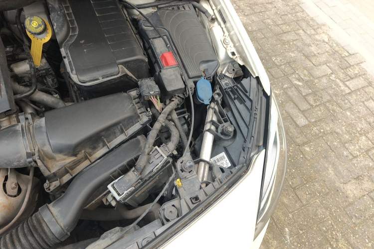 Used Mercedes-Benz B-Class 2019 B 200 Sport Edition Engine Bay Left