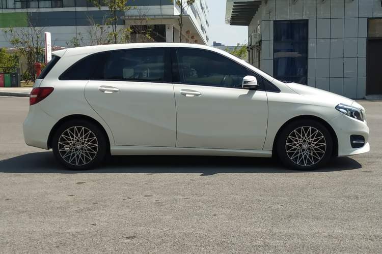 Used Mercedes-Benz B-Class 2019 B 200 Fashion Model Exterior 4