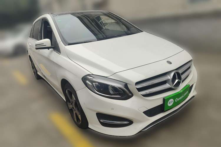 Used Mercedes-Benz B-Class 2019 B 200 Fashion Model Front Right 45 Deg