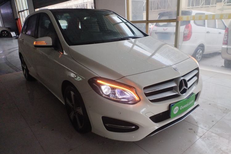 Used Mercedes-Benz B-Class 2019 B 200 Fashion Model Front Right 45 Deg