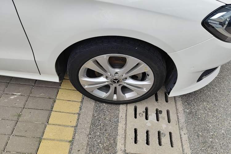 Used Mercedes-Benz B-Class 2019 B 200 Sport Edition Right Front Wheel Hub