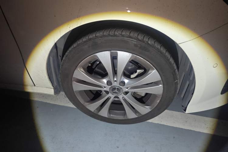 Used Mercedes-Benz B-Class 2019 B 200 Sport Edition Right Front Wheel Hub