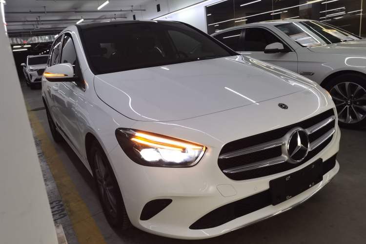 Used Mercedes-Benz B-Class 2020 B 200 Sport Edition Front Right 45 Deg