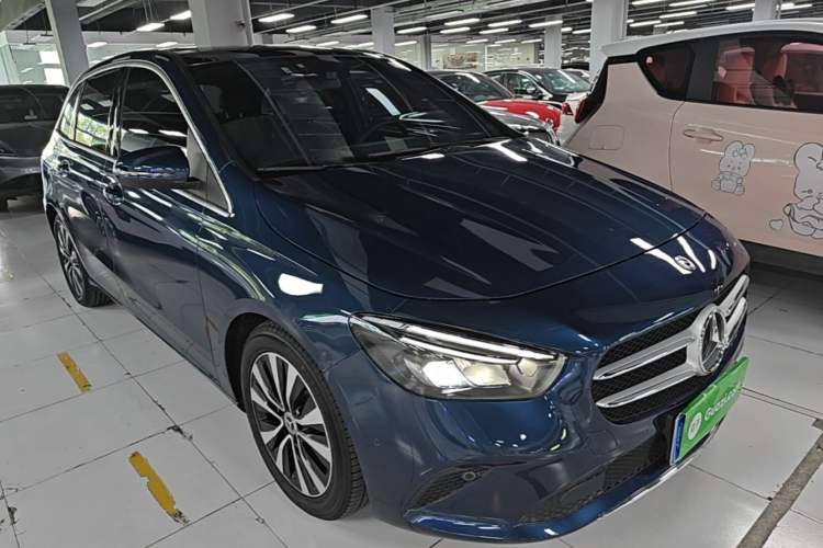 Used Mercedes-Benz B-Class 2021 B 200 Sport Edition Front Right 45 Deg