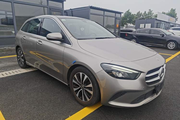 Used Mercedes-Benz B-Class 2021 B 200 Sport Edition Front Right 45 Deg