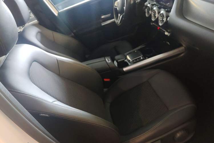Used Mercedes-Benz B-Class 2022 Second Facelift B 200 Dynamic Edition Right Front Seat