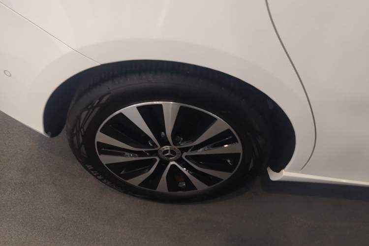 Used Mercedes-Benz B-Class 2022 Second Facelift B 200 Dynamic Edition Right Rear Wheel Hub