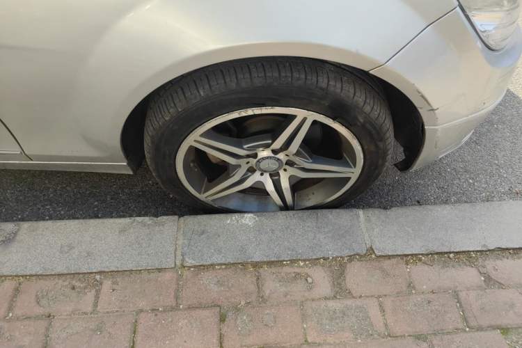 Used Mercedes-Benz C-Class 2007 C 200K Fashion Model Right Front Wheel Hub