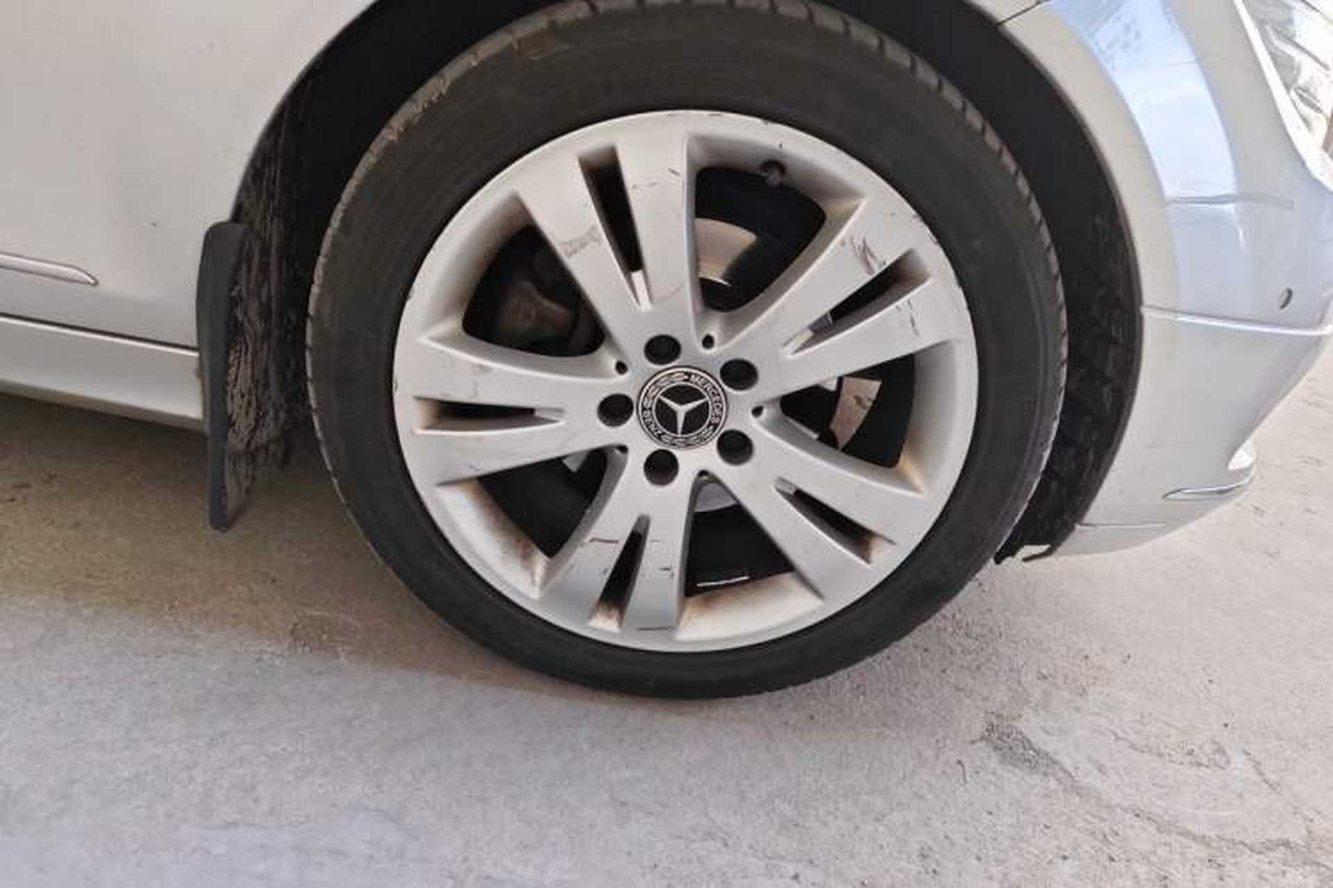 Used Mercedes-Benz C-Class 2007 C 200K Fashion Model Right Front Wheel Hub