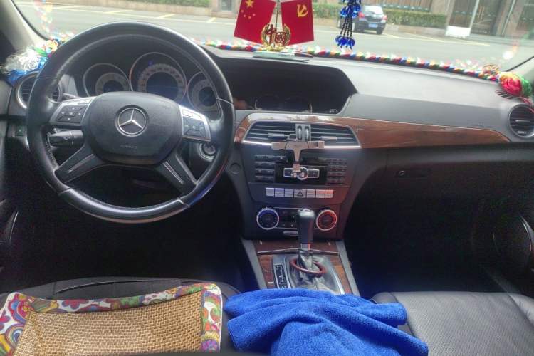 Used Mercedes-Benz C-Class 2010 C 200 CGI Elegance Model Center Console