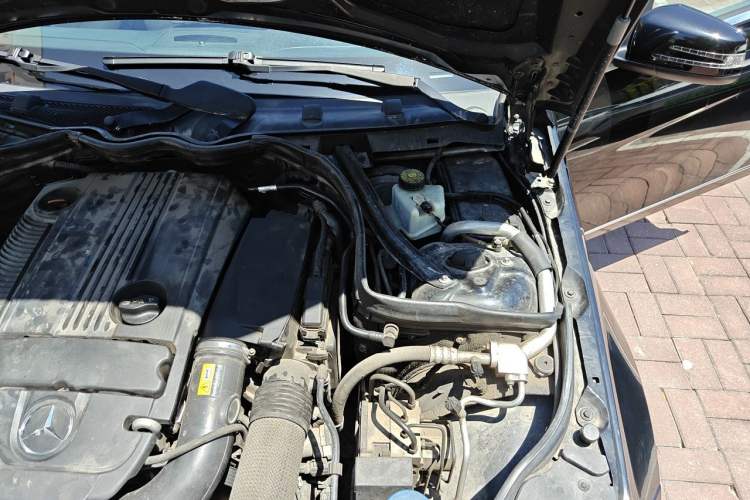 Used Mercedes-Benz C-Class 2010 C 200 CGI Estate Engine Bay Left