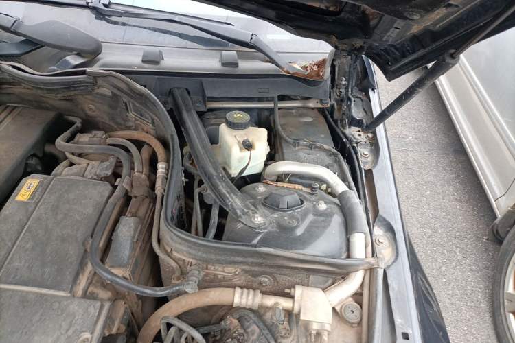 Used Mercedes-Benz C-Class 2010 C 180K Classic model Engine Bay Left