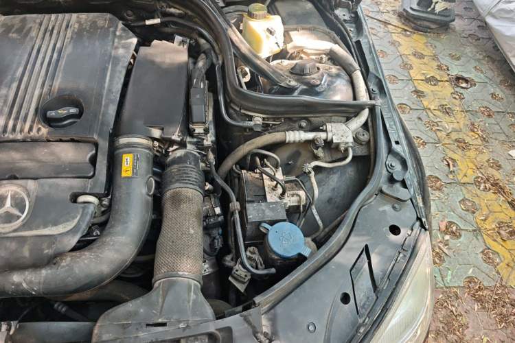 Used Mercedes-Benz C-Class 2010 C 200 CGI Estate Engine Bay Left