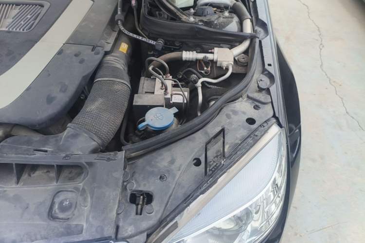 Used Mercedes-Benz C-Class 2010 C 300 Fashion Model Engine Bay Left